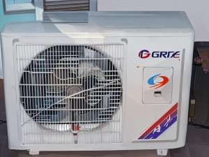 空調一開就噼里啪啦的響是怎么回事？